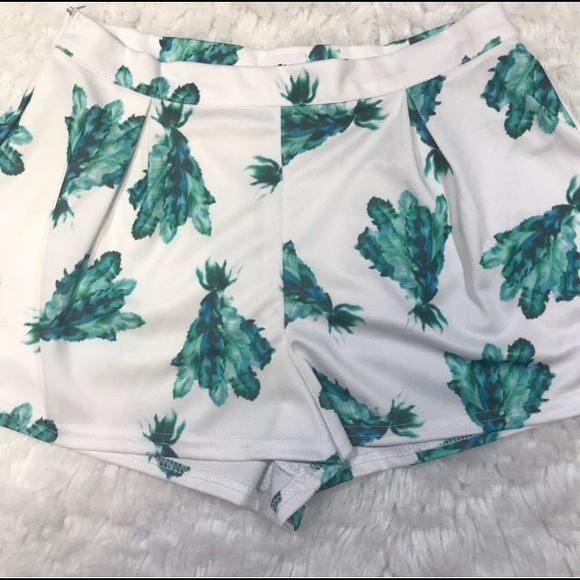 Sold Ethan and cocoa leaf print shorts - Picture 2 of 5